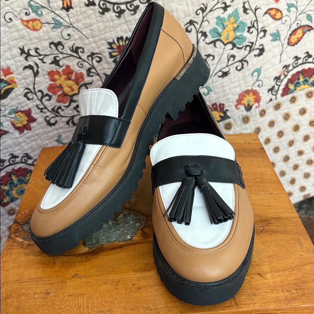 Franco Sarto Carolynn tassel loafers.- size 9 - Tan, White & Black